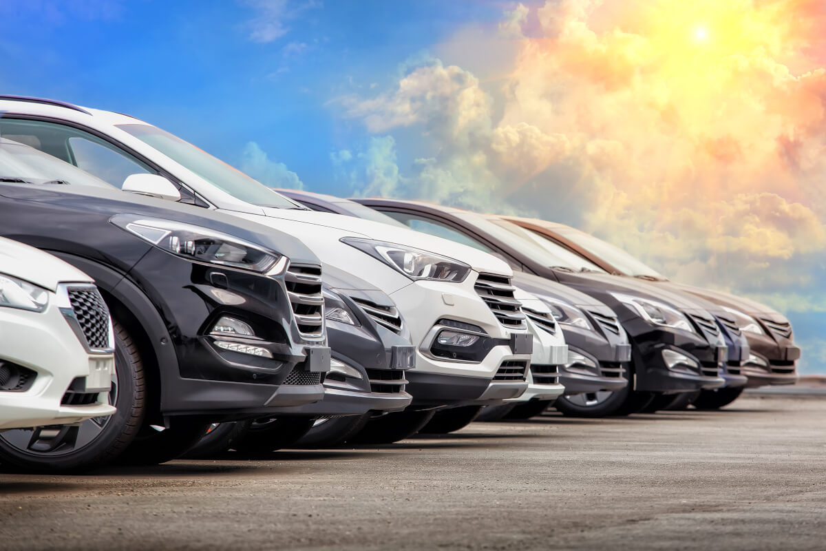 横に並んで駐車している車