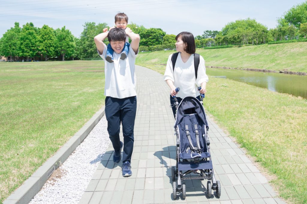 散歩をする家族